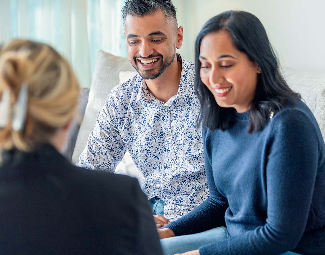 Personas hablando de seguros